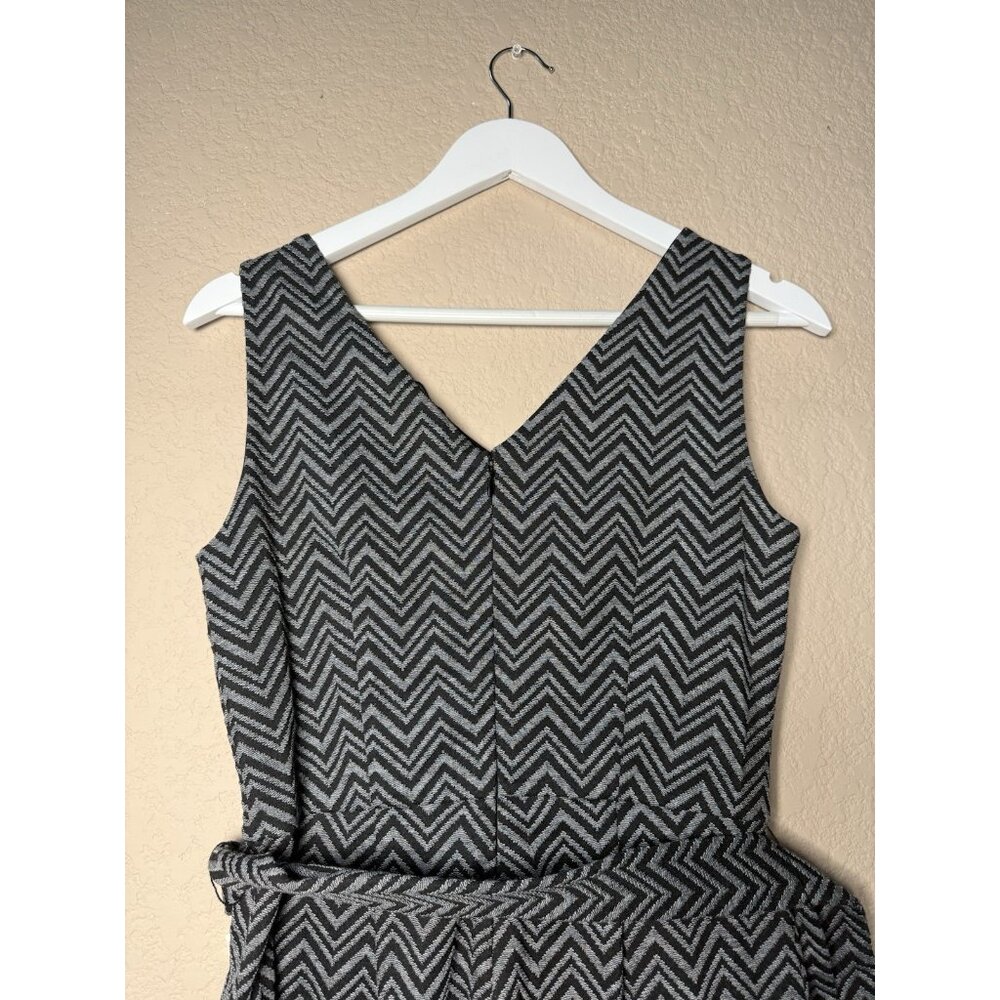 T Tahari Women's sleeveless belted Jumpsuit Black Chevron print NWT Size XS - Picture 4 of 14
